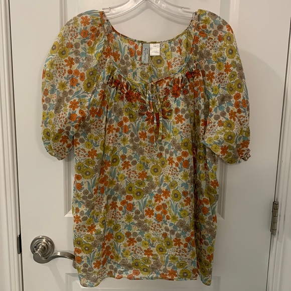 sahalie Tops - Pretty sheer floral Sahalie top